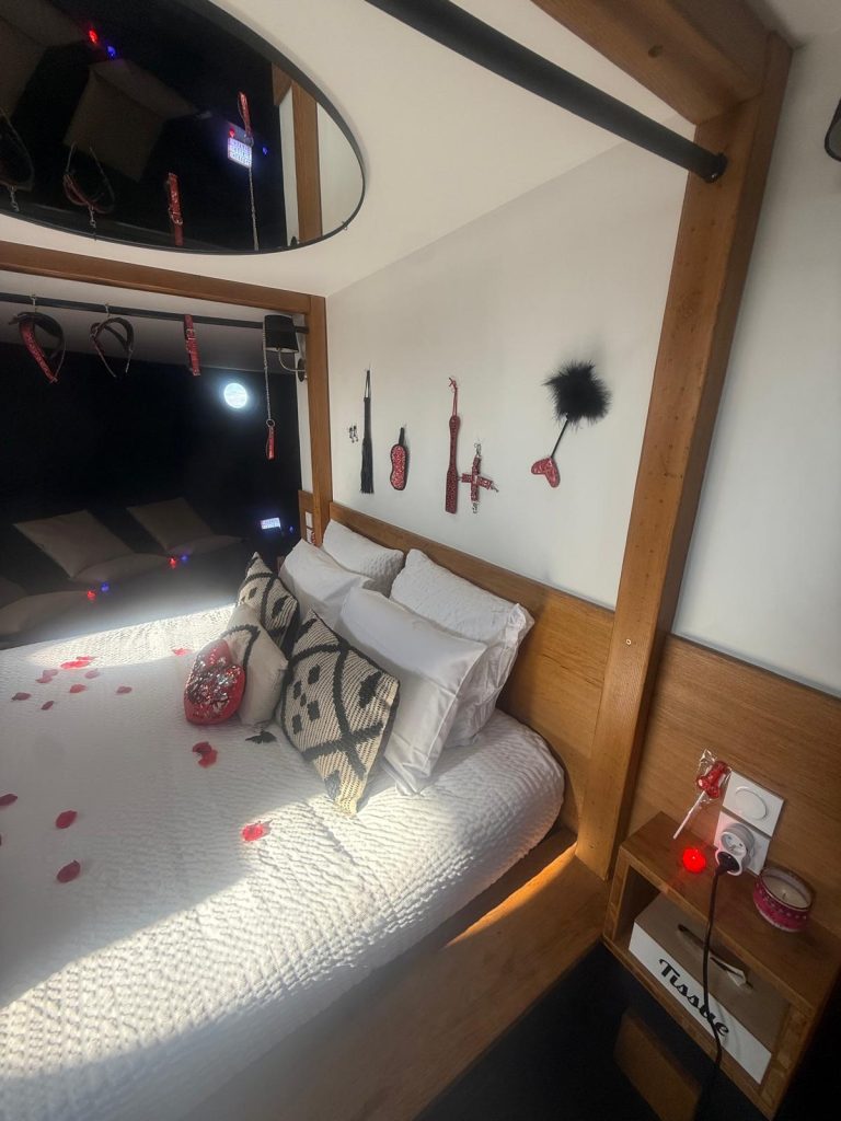 Image du lit de la love room